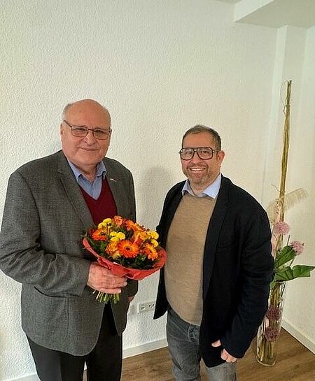 Unser Bild zeigt den Vizepräsidenten des DRK-Landesverbandes Westfalen-Lippe Heinz-Wilhelm Upphoff bei der Begrüßung von  Luis Murillo Mendoza an seinem ersten Arbeitstag.