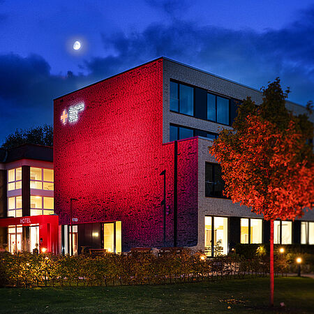 Das rot angestrahlte DRK-Tagungshotel in Münster Das rot angestrahlte DRK-Tagungshotel in Münster