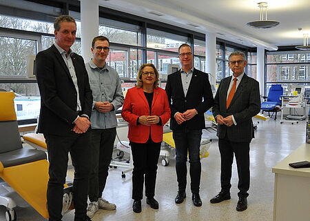 Unser Foto zeigt von links: Dr. Robert Deitenbeck, Ärztlicher Leiter des ZTM Münster, DRK-Blutspendedienst West, Noah Börnhorst, SPD-Ratsherr der Stadt Münster, Svenja Schulze, Bundesministerin für wirtschaftliche Zusammenarbeit und Entwicklung, Thorsten Hellwetter, Leiter Spendeorganisation im ZTM Münster, DRK-Blutspendedienst West und Dr. Fritz Baur, Präsident des DRK-Landesverbands Westfalen-Lippe